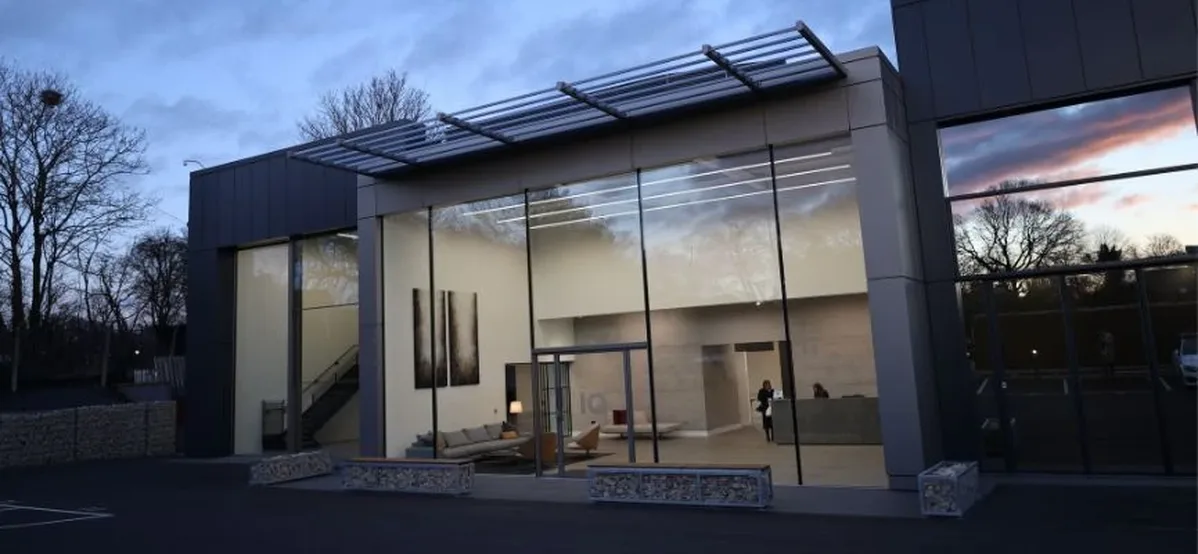 thermally-broken-structural-glass-facade-in-a-modern-office-design